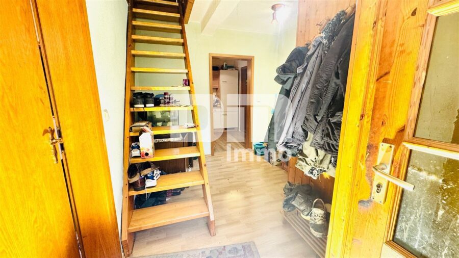 1 - 2 Familienhaus inkl. Anbau BJ 1995 in hervorragender Lage mit Gartenbereich und Nebengebäude - OG / DG Flur - Diele - Treppenaufgang